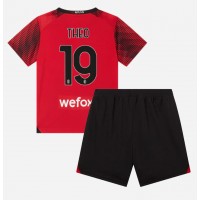 Camisa de Futebol AC Milan Theo Hernandez #19 Equipamento Principal Infantil 2023-24 Manga Curta (+ Calças curtas)
